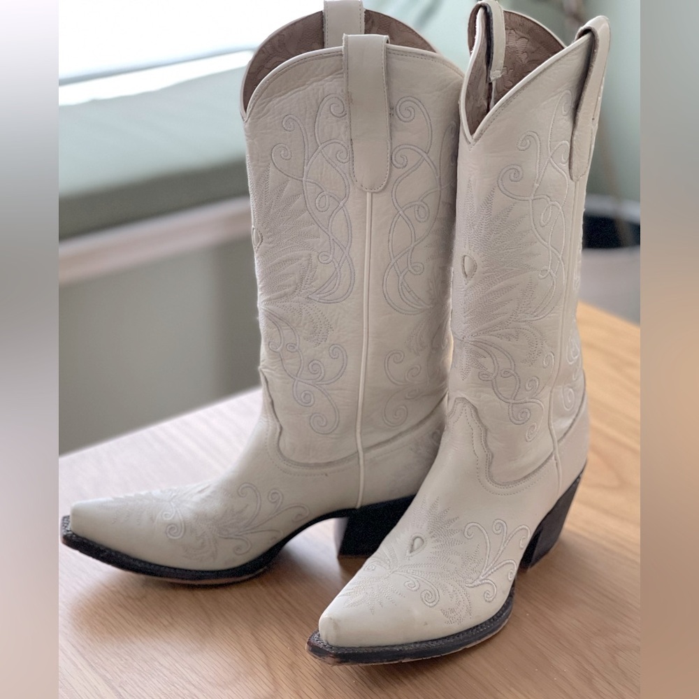 Tony Lama Distressed White Embroidered Western Wedding 💒 Boot. NEVER WORN